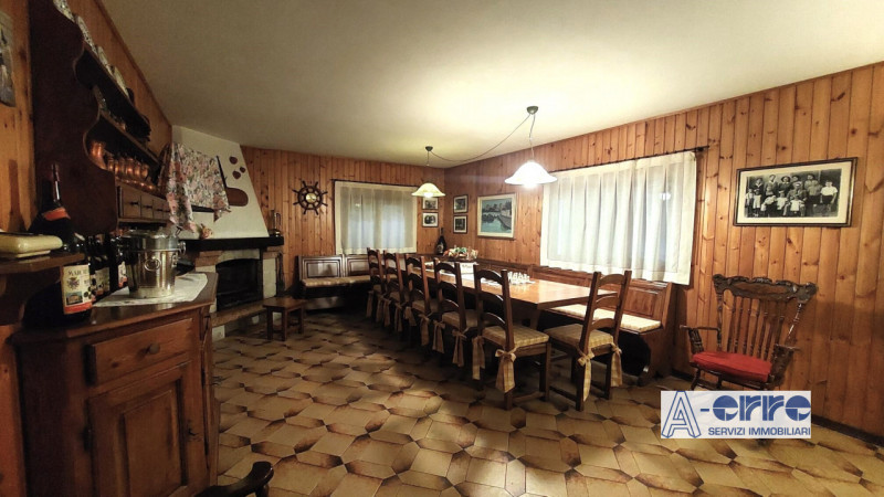 Se state cercando una casa spaziosa e ben tenuta, questa villetta degli anni '80 potrebbe essere ...