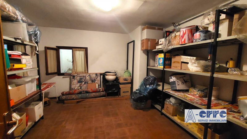 Se state cercando una casa spaziosa e ben tenuta, questa villetta degli anni '80 potrebbe essere ...