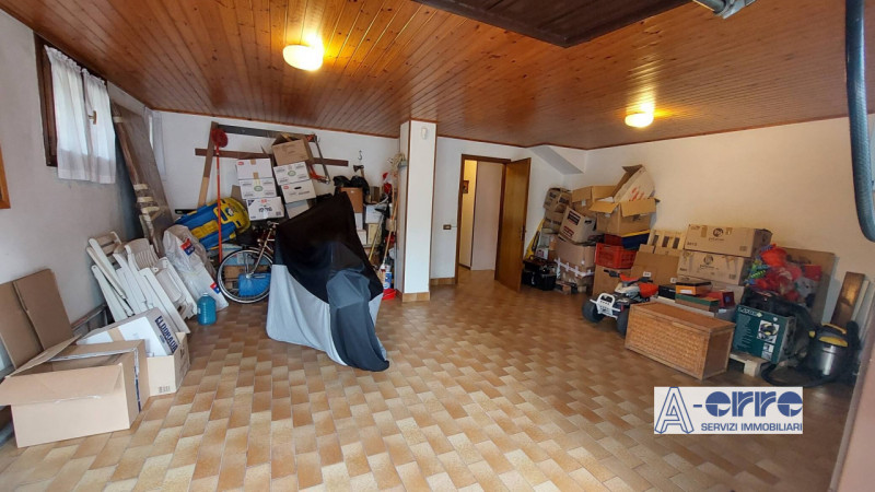 Se state cercando una casa spaziosa e ben tenuta, questa villetta degli anni '80 potrebbe essere ...