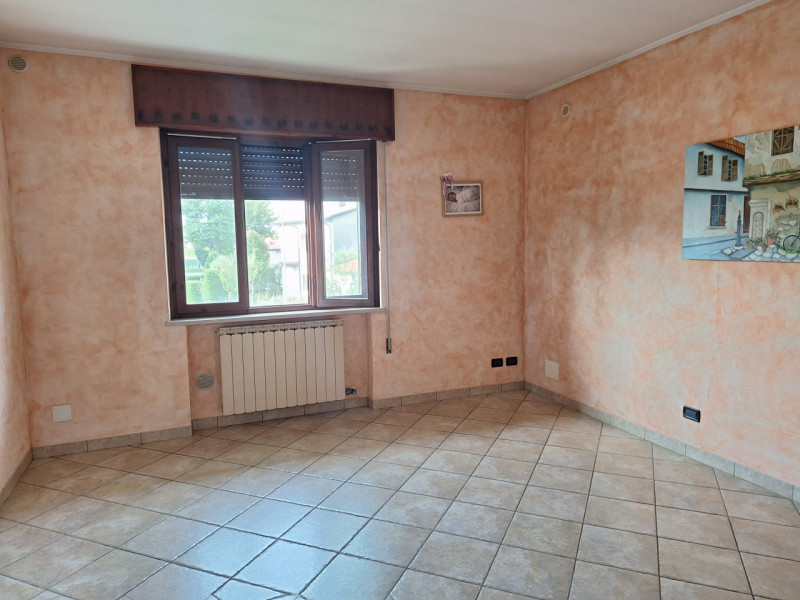 ALBETTONE.

In centro del paese, comodo a tutti i servizi, troviamo al primo piano, con ingresso ...