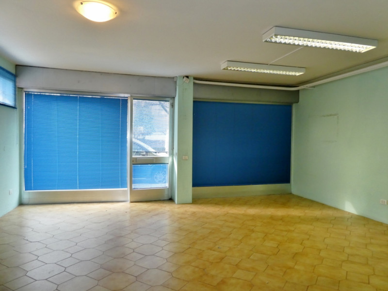 UFFICIO-NEGOZIO VETRINATO AL PIANO TERRA, FRONTE STRADA A VICENZA OVEST - MERCATO NUOVO - Rif. 82...