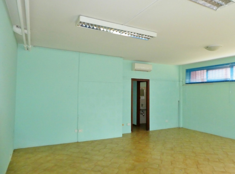 UFFICIO-NEGOZIO VETRINATO AL PIANO TERRA, FRONTE STRADA A VICENZA OVEST - MERCATO NUOVO - Rif. 82...