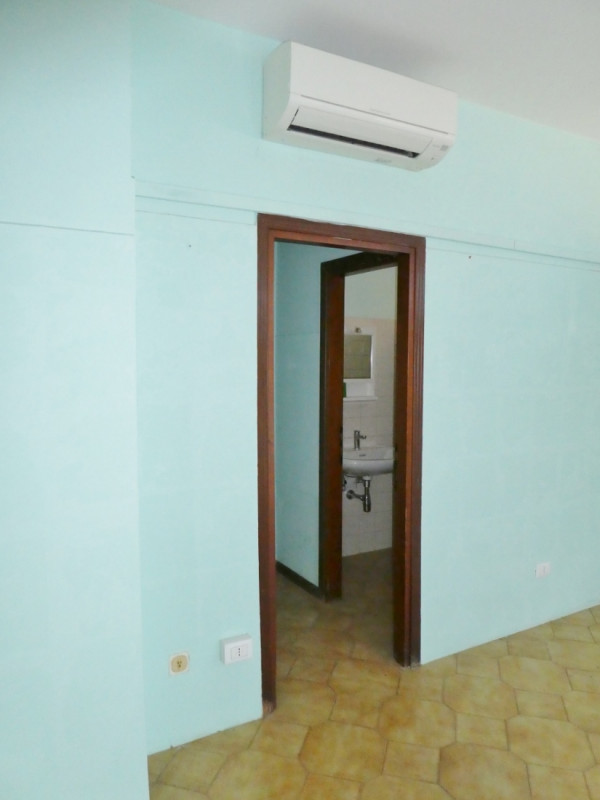 UFFICIO-NEGOZIO VETRINATO AL PIANO TERRA, FRONTE STRADA A VICENZA OVEST - MERCATO NUOVO - Rif. 82...