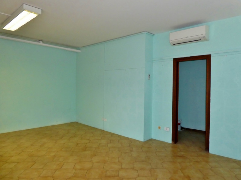 UFFICIO-NEGOZIO VETRINATO AL PIANO TERRA, FRONTE STRADA A VICENZA OVEST - MERCATO NUOVO - Rif. 82...