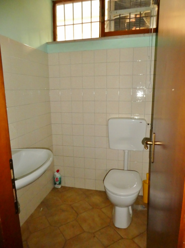 UFFICIO-NEGOZIO VETRINATO AL PIANO TERRA, FRONTE STRADA A VICENZA OVEST - MERCATO NUOVO - Rif. 82...