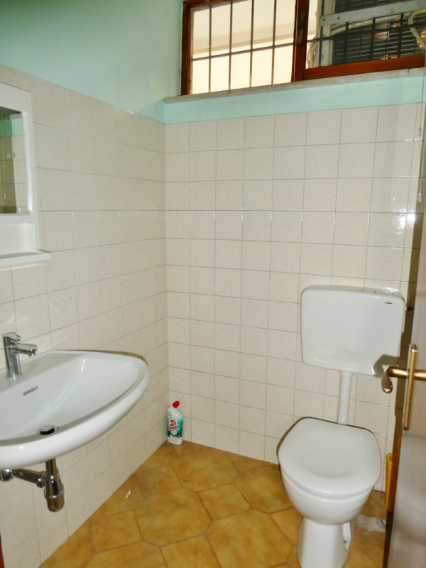 UFFICIO-NEGOZIO VETRINATO AL PIANO TERRA, FRONTE STRADA A VICENZA OVEST - MERCATO NUOVO - Rif. 82...