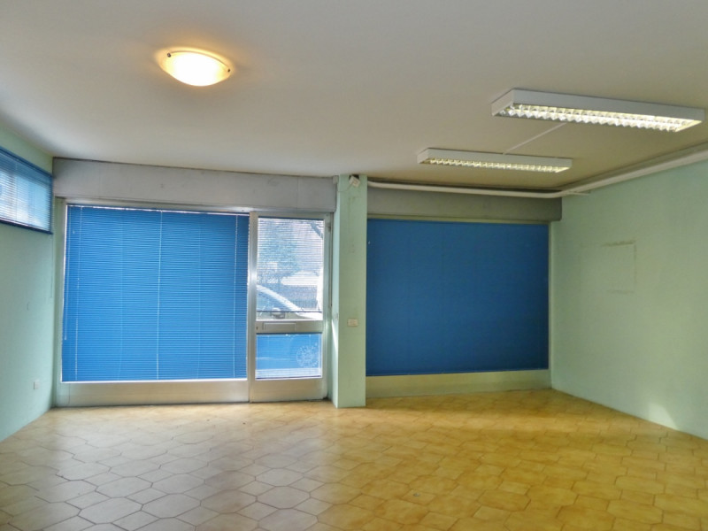 UFFICIO-NEGOZIO VETRINATO AL PIANO TERRA, FRONTE STRADA A VICENZA OVEST - MERCATO NUOVO - Rif. 82...
