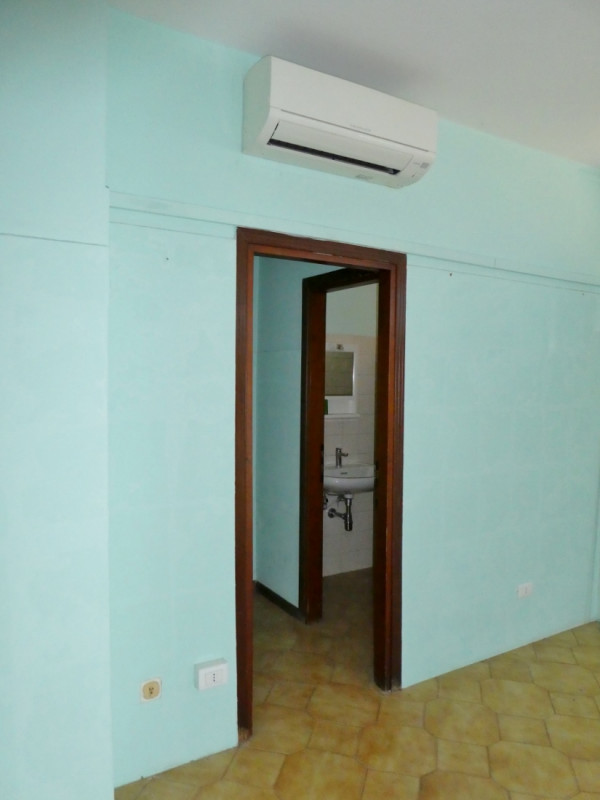 UFFICIO-NEGOZIO VETRINATO AL PIANO TERRA, FRONTE STRADA A VICENZA OVEST - MERCATO NUOVO - Rif. 82...