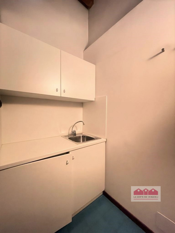 CENTRO STORICO-SAN ROCCO: SPAZIOSO UFFICIO AL PIANO TERRA CON TAVOLO RIUNIONE PER 12 PERSONE, 4 P...