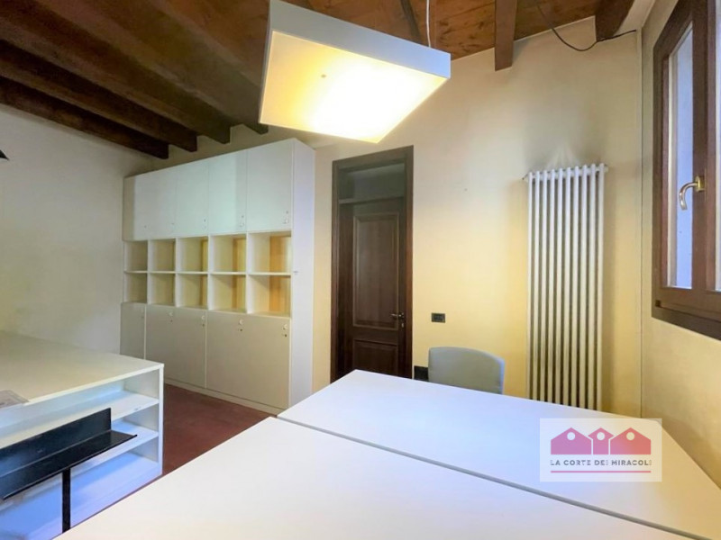 CENTRO STORICO-SAN ROCCO: SPAZIOSO UFFICIO AL PIANO TERRA CON TAVOLO RIUNIONE PER 12 PERSONE, 4 P...