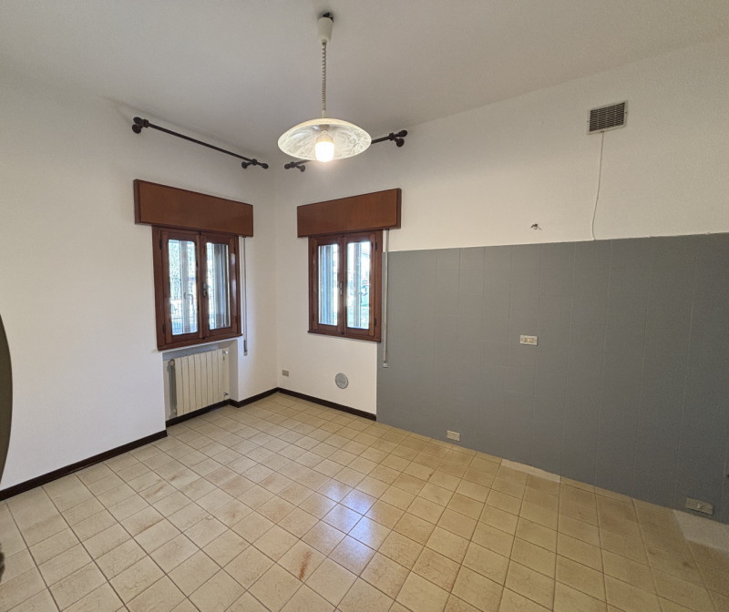 All'interno del quartiere residenziale di San Biagio, in una via di sole villette, proponiamo in ...