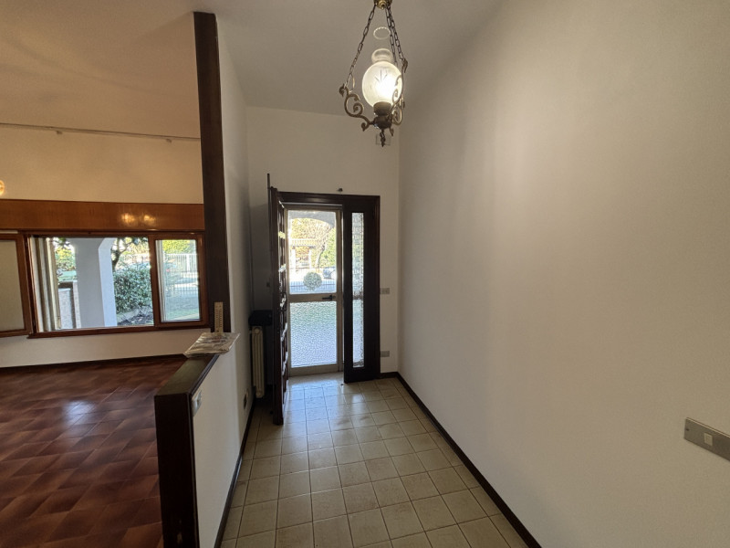 All'interno del quartiere residenziale di San Biagio, in una via di sole villette, proponiamo in ...