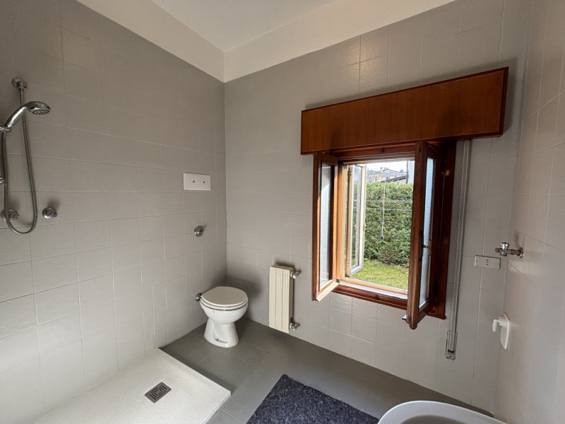 All'interno del quartiere residenziale di San Biagio, in una via di sole villette, proponiamo in ...