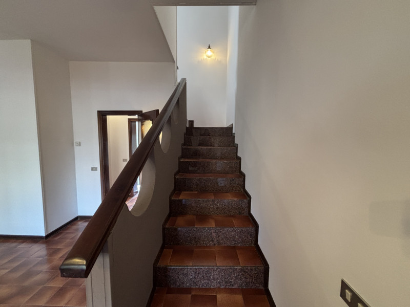 All'interno del quartiere residenziale di San Biagio, in una via di sole villette, proponiamo in ...