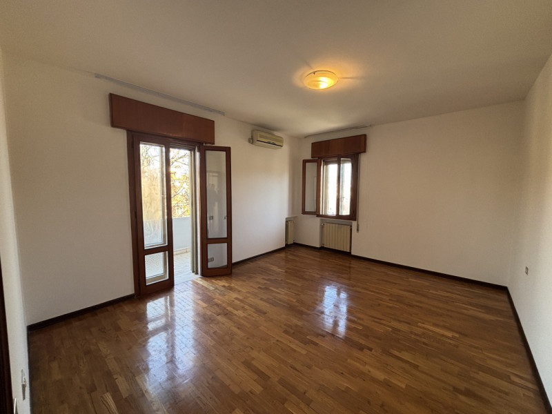 All'interno del quartiere residenziale di San Biagio, in una via di sole villette, proponiamo in ...