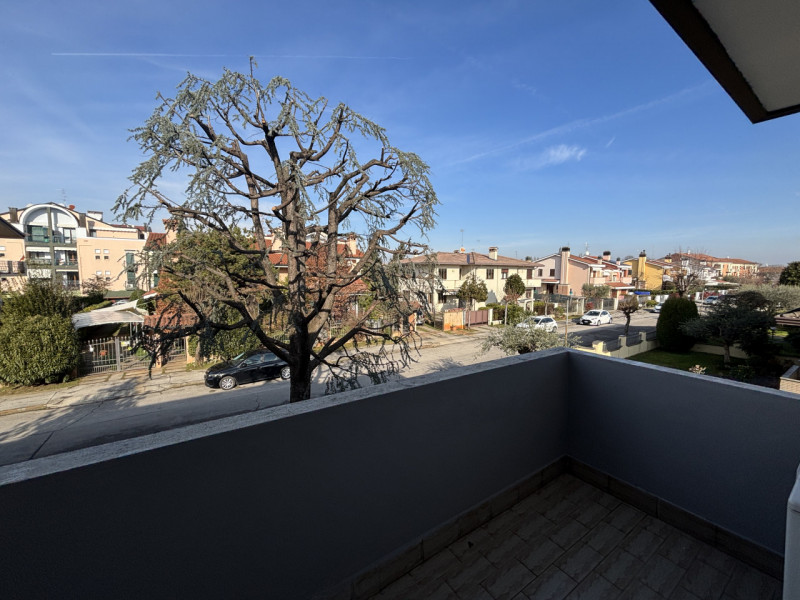 All'interno del quartiere residenziale di San Biagio, in una via di sole villette, proponiamo in ...