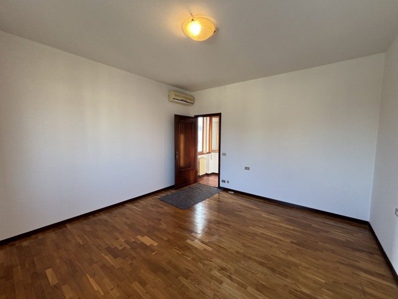 All'interno del quartiere residenziale di San Biagio, in una via di sole villette, proponiamo in ...