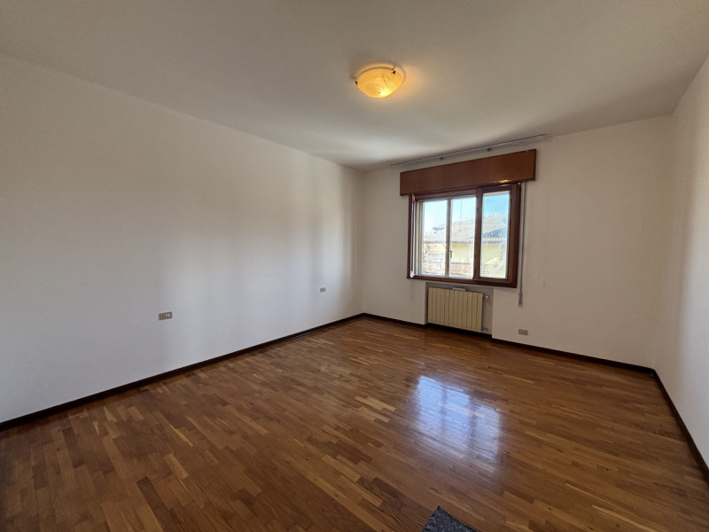 All'interno del quartiere residenziale di San Biagio, in una via di sole villette, proponiamo in ...