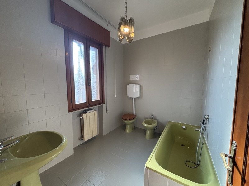 All'interno del quartiere residenziale di San Biagio, in una via di sole villette, proponiamo in ...