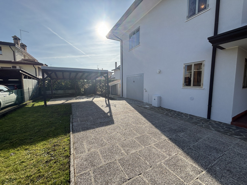 All'interno del quartiere residenziale di San Biagio, in una via di sole villette, proponiamo in ...