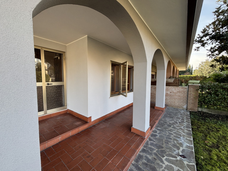 All'interno del quartiere residenziale di San Biagio, in una via di sole villette, proponiamo in ...