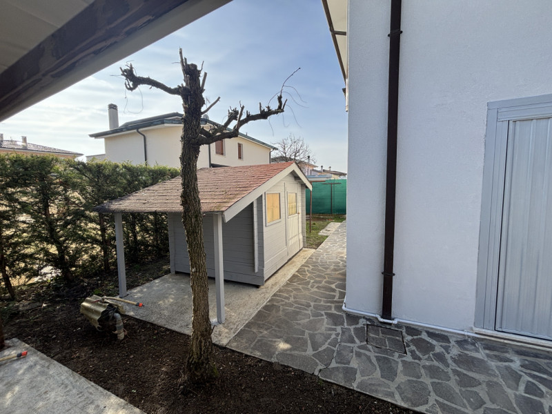 All'interno del quartiere residenziale di San Biagio, in una via di sole villette, proponiamo in ...