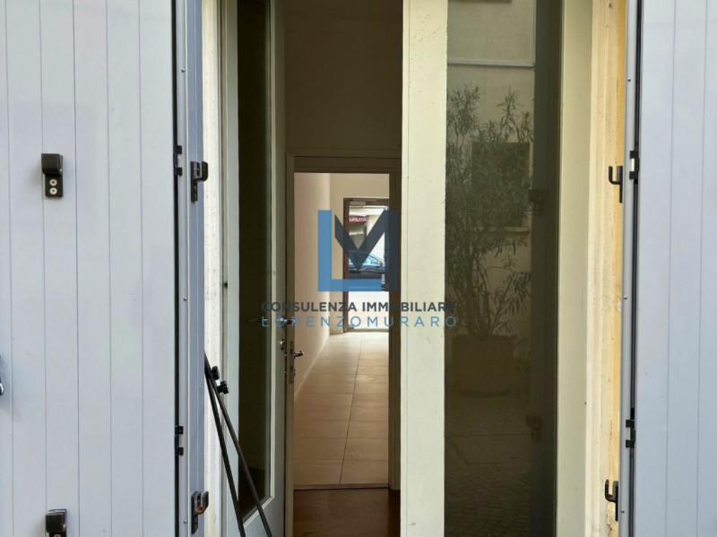 In zona centralissima a Montebelluna, proponiamo in vendita immobile commerciale con affaccio dir...