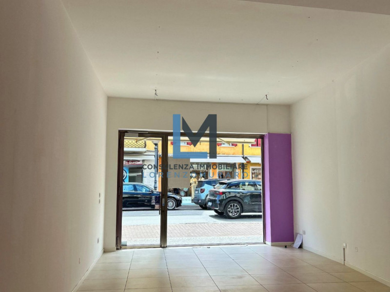 In zona centralissima a Montebelluna, proponiamo in vendita immobile commerciale con affaccio dir...