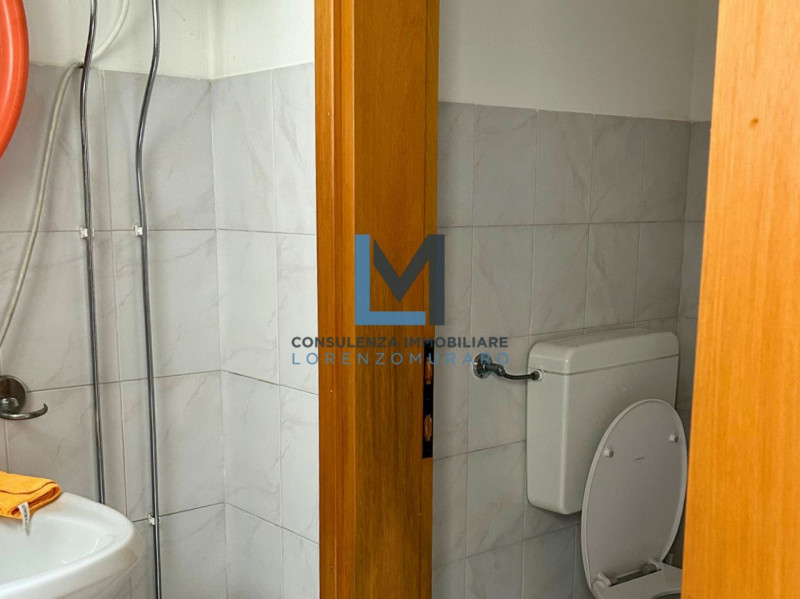 In zona centralissima a Montebelluna, proponiamo in vendita immobile commerciale con affaccio dir...