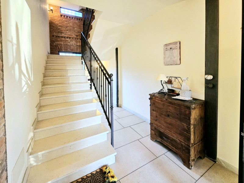 Proponiamo in vendita meravigliosa soluzione indipendente, situata nel centro di Vo'. Questa pala...