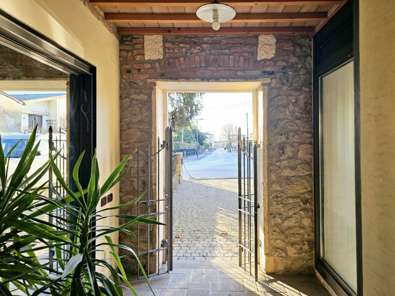 Proponiamo in vendita meravigliosa soluzione indipendente, situata nel centro di Vo'. Questa pala...