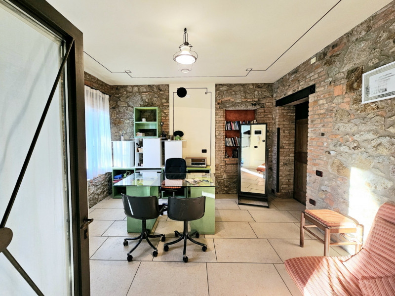 Proponiamo in vendita meravigliosa soluzione indipendente, situata nel centro di Vo'. Questa pala...