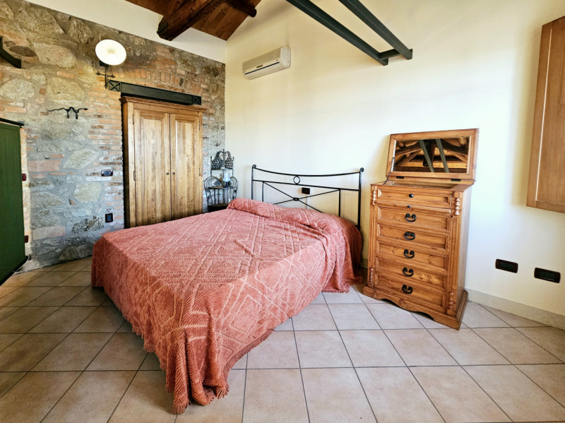 Proponiamo in vendita meravigliosa soluzione indipendente, situata nel centro di Vo'. Questa pala...