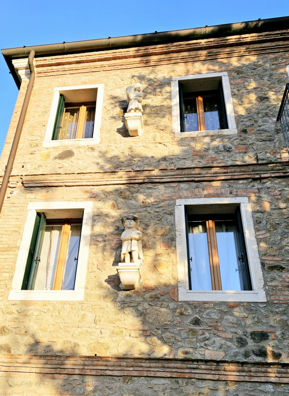 Proponiamo in vendita meravigliosa soluzione indipendente, situata nel centro di Vo'. Questa pala...