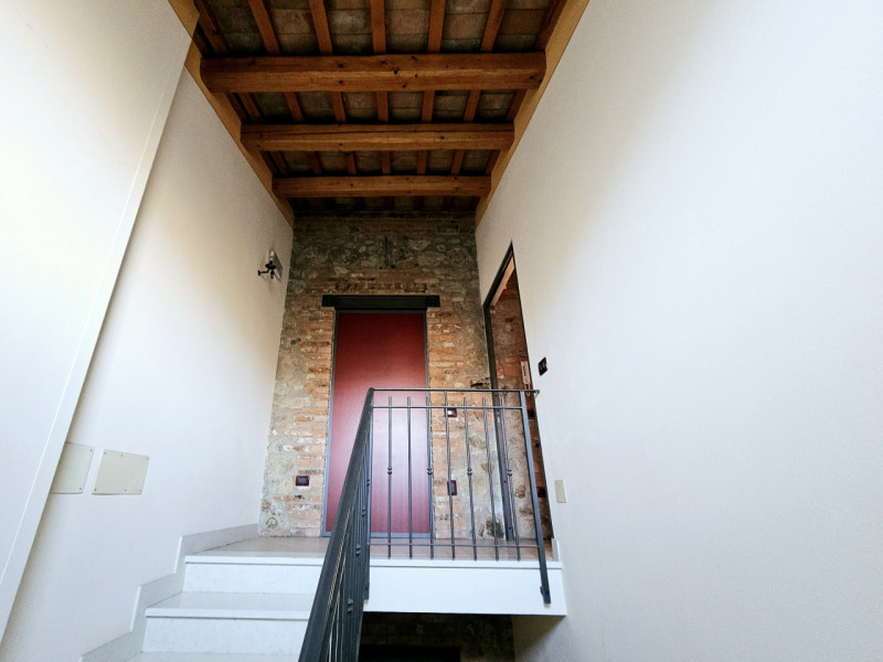 Proponiamo in vendita meravigliosa soluzione indipendente, situata nel centro di Vo'. Questa pala...