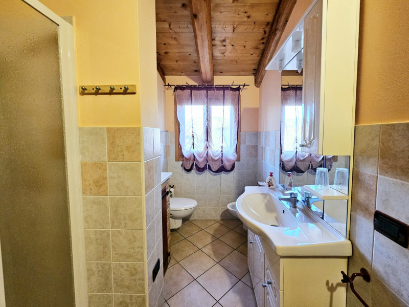 Proponiamo in vendita meravigliosa soluzione indipendente, situata nel centro di Vo'. Questa pala...