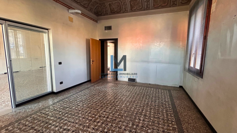 Su storica villa a Volpago del Montello proponiamo in vendita prestigioso ufficio al piano terra ...