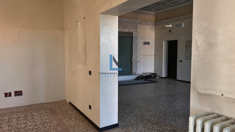 Su storica villa a Volpago del Montello proponiamo in vendita prestigioso ufficio al piano terra ...