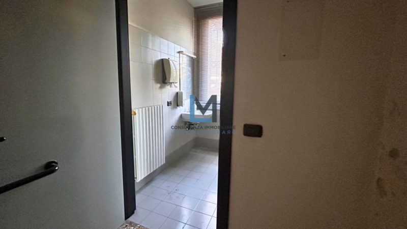Su storica villa a Volpago del Montello proponiamo in vendita prestigioso ufficio al piano terra ...