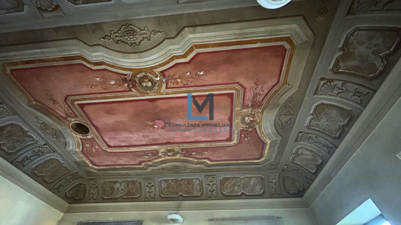 Su storica villa a Volpago del Montello proponiamo in vendita prestigioso ufficio al piano terra ...