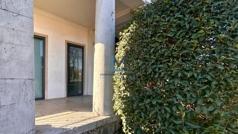 Su storica villa a Volpago del Montello proponiamo in vendita prestigioso ufficio al piano terra ...