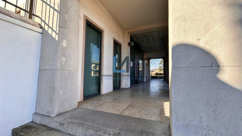 Su storica villa a Volpago del Montello proponiamo in vendita prestigioso ufficio al piano terra ...