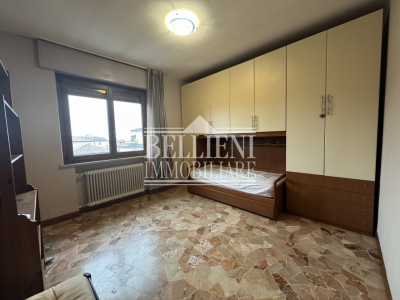 CA' BALBI: In zona comoda alla città proponiamo soluzione in affitto sita al terzo e ultimo piano...