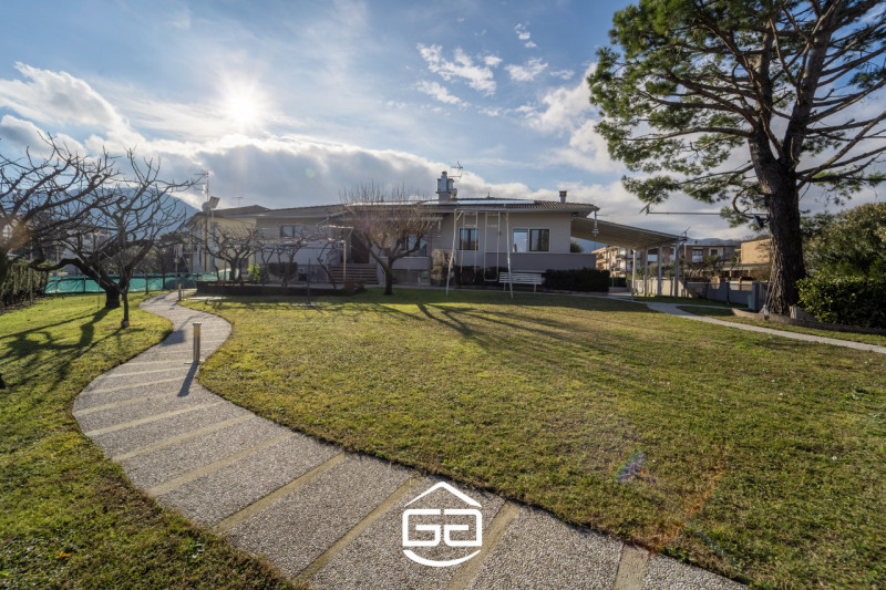 MALO. In una zona residenziale tranquilla e ben abitata proponiamo in vendita una spettacolare vi...