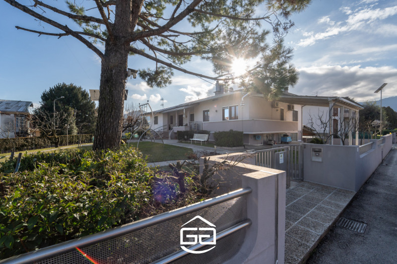 MALO. In una zona residenziale tranquilla e ben abitata proponiamo in vendita una spettacolare vi...