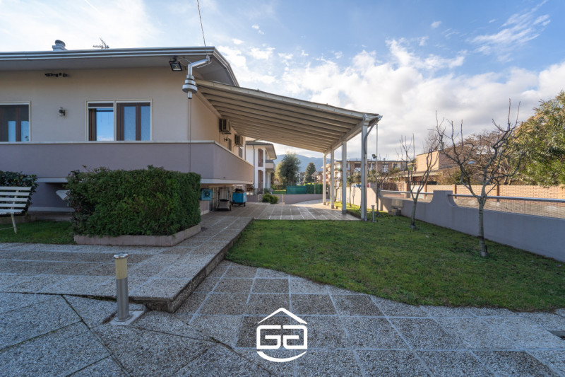 MALO. In una zona residenziale tranquilla e ben abitata proponiamo in vendita una spettacolare vi...