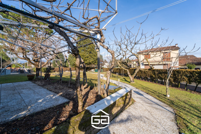 MALO. In una zona residenziale tranquilla e ben abitata proponiamo in vendita una spettacolare vi...