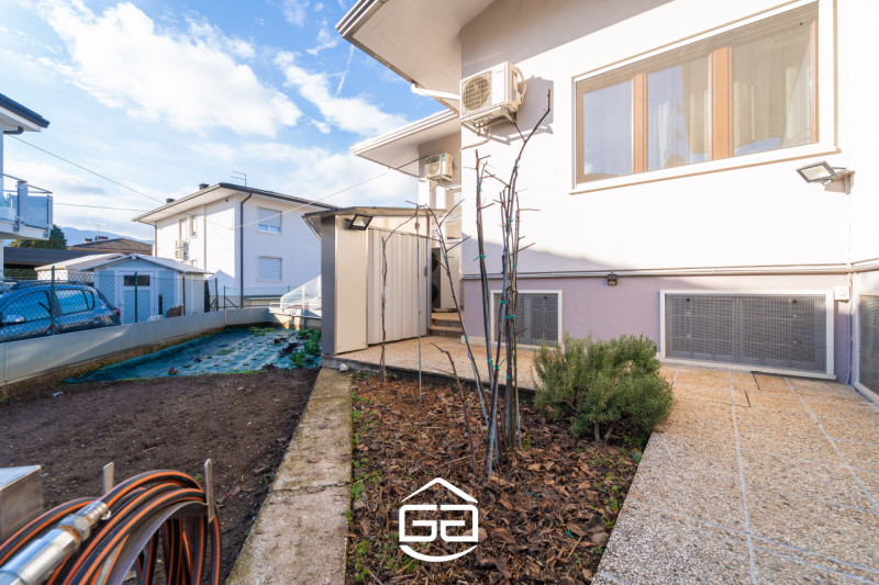 MALO. In una zona residenziale tranquilla e ben abitata proponiamo in vendita una spettacolare vi...