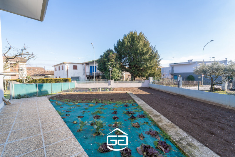 MALO. In una zona residenziale tranquilla e ben abitata proponiamo in vendita una spettacolare vi...