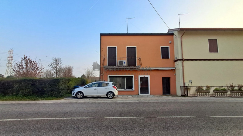 Rif. DO70 – DOLO – Locale commerciale

Situato in una posizione strategica, su strada di forte pa...